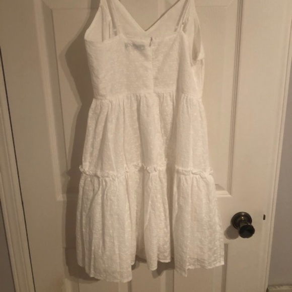 White flowy Dress - Picture 2 of 3